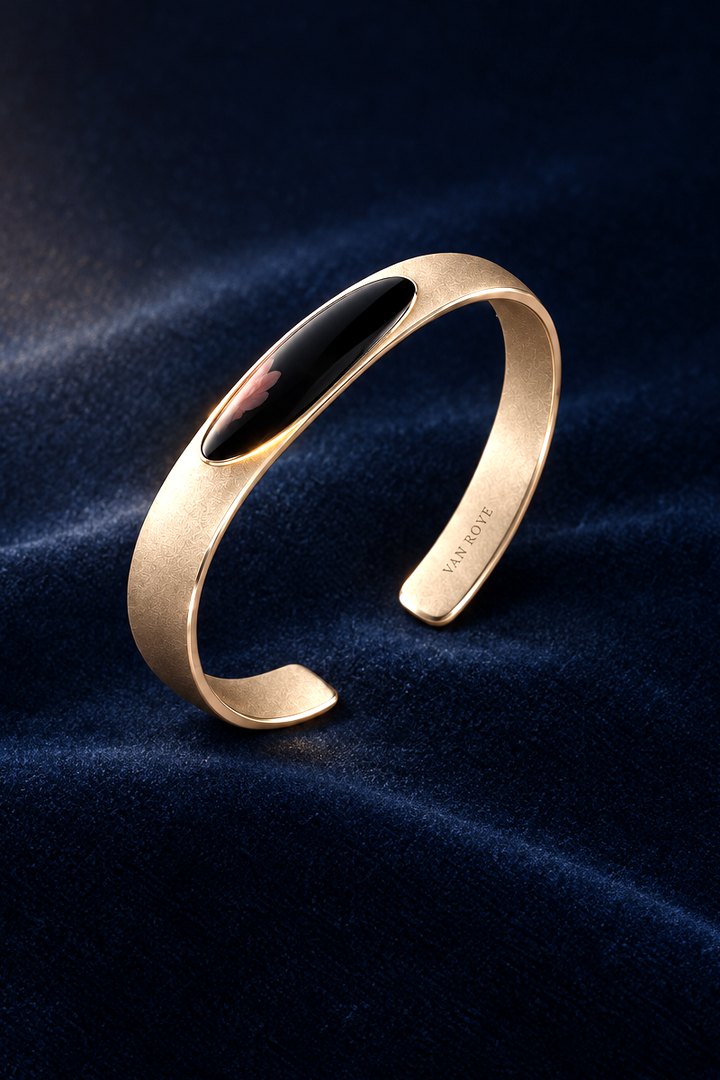 Close on Le Pinson: the domed black sapphire in its gold bezel, a curved hairline of gold light at its lower rim, VAN ROYE engraved inside